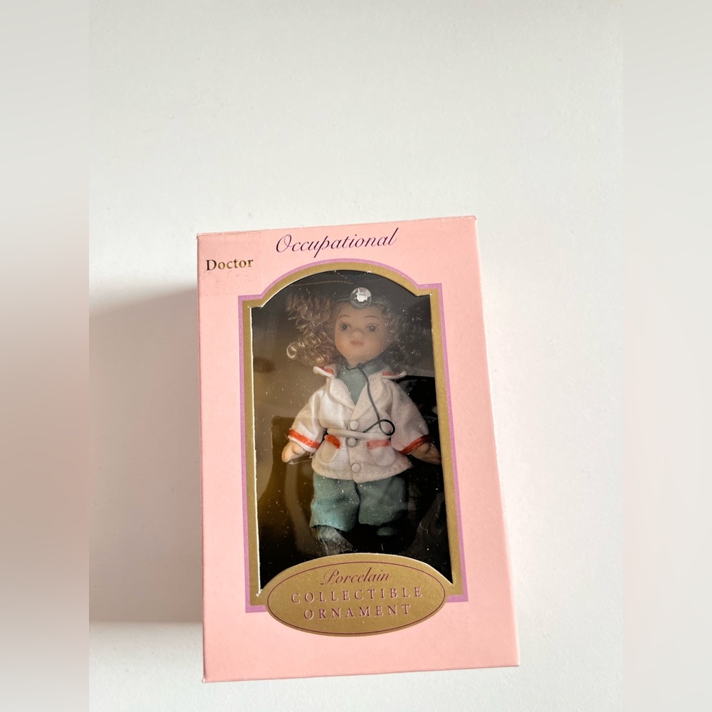 VTG New DG Creations Occupational
Porcelain Poseable 4" Ornament Female Doctor